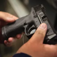 Un bărbat din Lugoj a tras cu arma la un priveghi. A fost reținut de polițiști. / Foto: zf.ro