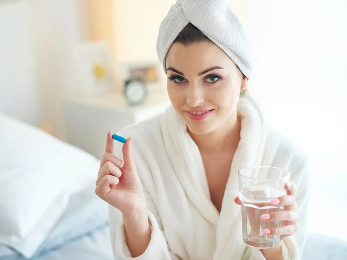 Fată cu pastilă Foto: Freepik (imagine cu rol ilustrativ)