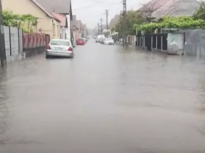 După fiecare ploaie în cartierele rezidențiale sunt complet inundate/FOTO: Captură Youtube