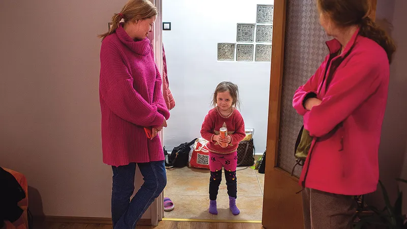 Anastasiia și fiica ei de 4 ani, Emily, în casa gazdelor din București