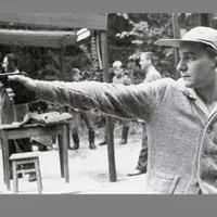 Ștefan Petrescu a cucerit aurul olimpic la tir în aceeași competiție în care un alt român a luat bronzul Foto: COSR