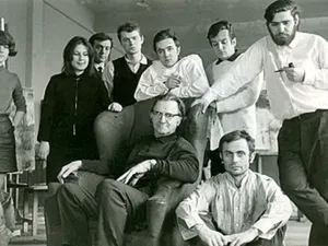 Promoţia 1974 - Corneliu Baba alături de Sorin Dumitrescu, Ştefan Calţia, Sorin Ilfoveanu, C. Antonescu, Z. Dumitrescu, M. Cismaru, D. Moisescu şi F. Ilea