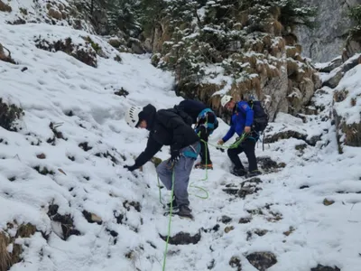Intervenție în Piatra Craiului. 2 turiști blocați pe un traseu acoperit de gheață au fost salvați de jandarmi - Foto: Jandarmeria Română