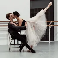 Marina Minoiu (Royal Danish Ballet) și Julian MacKay (Mikhailovsky Theatre), alături de maestrul Grant Coyle Sursa Foto: Nicholas MacKay, MacKay Production