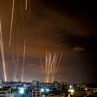 DEMONSTRAȚIE DE FORȚĂ Rachete lansate din orașul Gaza de Hamas către Israel, pe 7 octombrie 2023. Hamas a atacat pe cale aeriană, terestră și maritimă