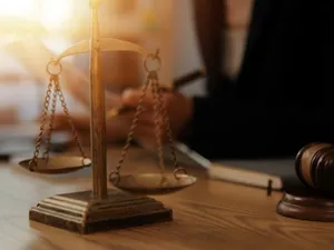 Judecătoria din România desființată după 15 ani de încercări. Zeci de mii de lei pe an pentru un sediu care trebuia demolat din 2007