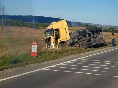 Cisternă încărcată cu acid sulfuric răsturnată în judeţul Braşov - Foto: ISU Braşov
