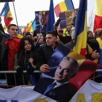 Protestul pro-Călin Georgescu de la CCR a strâns doar câteva mii de oameni. Liderul a fugit în UE - Sursa foto: Inquam Photos / George Călin