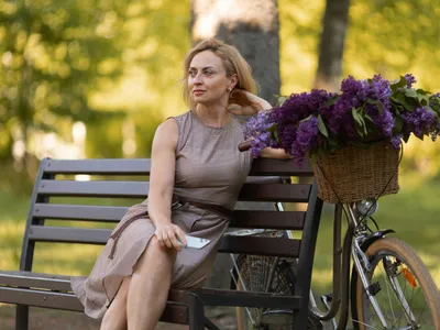 Femeie în parc - Foto: Freepik