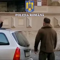 Un bărbat s-a trezit fluturând un cuțit pe o stradă. Cum l-au neutralizat polițiștii./ Foto: captură video