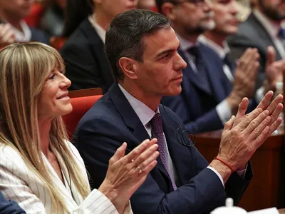 Premierul spaniol Pedro Sanchez şi soţia sa, Begona Gomez, la Beijing, pregătindu-se să ţină un discurs la Tsinhua University - Foto: Profimedia Images