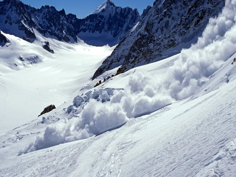 Risc major de avalanșă în Munții Bucegi și Făgăraș. Salvamont Brașov: "Evite traseele alpine!" - Foto: Profimedia images