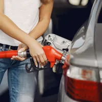 Românii nu au bani de mașini electrice. Doar 9.743, în 2024. Benzina la putere, dieselul în creștere - Foto: freepik.com/prostooleh - Rol ilustrativ