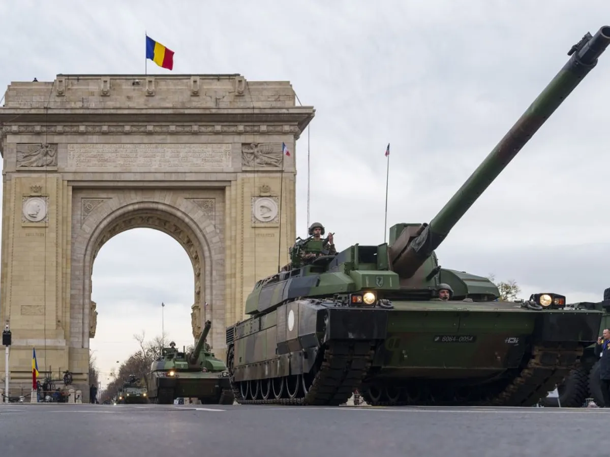 Tancurile militare franceze Leclerc trec pe sub Arcul de Triumf în cadrul paradei de Ziua Națională de la București - Foto: Profimedia Images