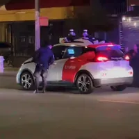 Un polițist a tras pe dreapta o mașină autonomă, fără șofer, în SUA. Foto: captură video