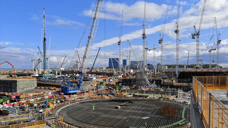 Proiectul Hinkley Point C din Somerset este una dintre cele mai mari centrale nucleare care se construiește în Marea Britanie și care va fi terminată în 2025 - Foto: constructionnews.co.uk