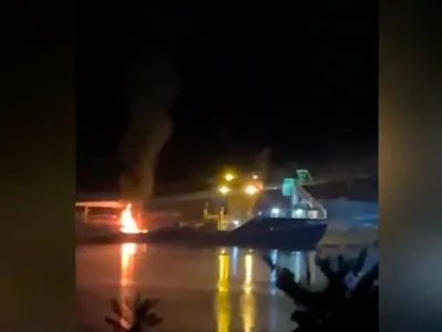Un cargo ucrainean a luat foc în dreptul localității Plauru, Tulcea - Foto: TVR Info