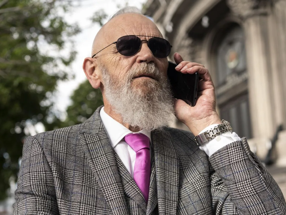 Pensionar elegant vorbind la smartphone - Foto: Freepik/CC0