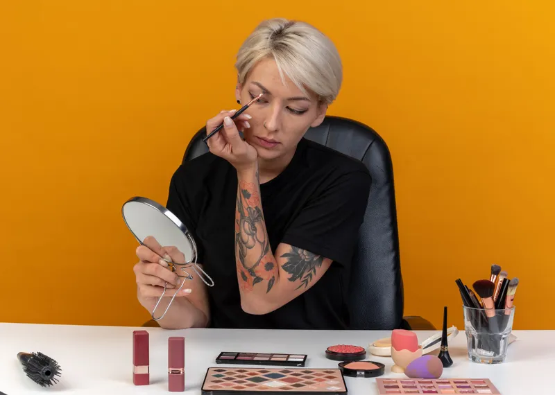 Femeie care se machiază - Foto: Freepik (Imagine cu rol ilustrativ)