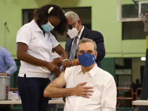 Președintele Republicii Dominicane a primit a treia doză de vaccin anti-COVID-19/FOTO: Facebook/LuisAbinader