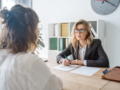 Mii de lei în plus pentru firmele care angajează tineri. În ce oraș din România se aplică? - Foto: Freepik (Imagine cu rol ilustrativ)