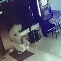 Un tânăr cu cagulă și cuțit a atacat o angajată a unei săli de păcănele. / Foto: captură video