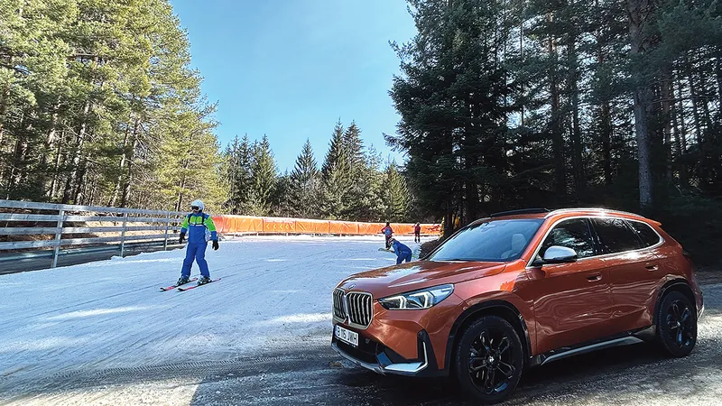 De la 2.500 metri altitudine poți coborî pe schiuri până în Bansko. Atenție, pe varianta Ski Road-lui poți întâlni și mașini, intersectează vreo 3 drumulețe