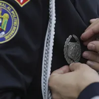 Felul cum se rup pe cusătură pantalonii poliţiştilor români - Foto: INQUAM PHOTOS/Octav Ganea