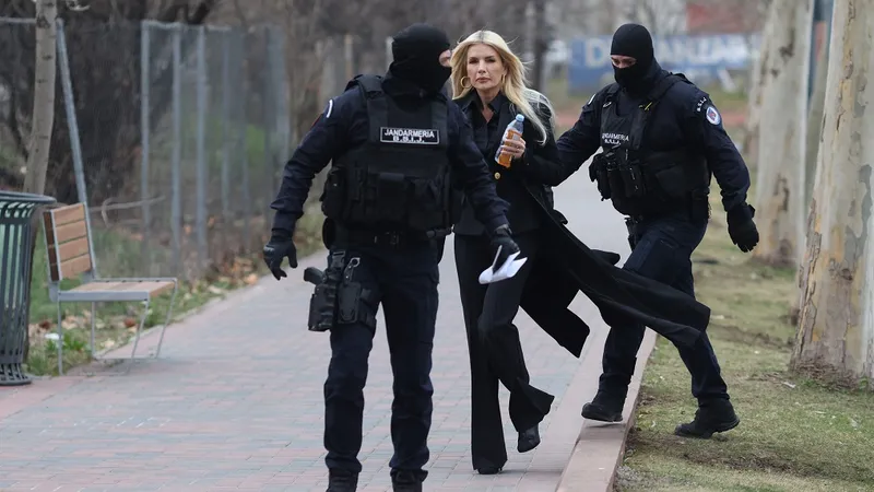 Laura Vicol, adusă cu mascații la DIICOT, în dosarul Nordis. Cum făcea 2.000.000 € pe an? Foto: Inquam Photos/ George Călin