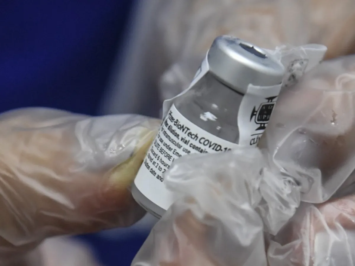 O italiancă, vaccinată la Toscana, din greşeală, cu şase doze de vaccin împotriva covid-19 Pfizer-BioNTech (Foto: Twitter)