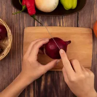 Cum să nu îți mai dea lacrimile când tai ceapă? Trucul pe care trebuie să-l știe orice gospodină - Foto: Freepik (Imagine cu rol ilustrativ)