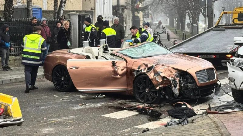 Bentley de 300.000 €, răsturnat în centrul Ploieștiului. A lovit și un Land Cruiser - Foto: Facebook/Generatia Lui John