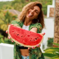 Femeie frumoasă care ține în mână o felie de pepene verde - Foto: Freepik