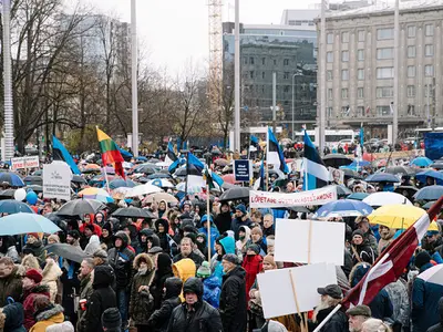 Mii de persoane au ieșit în stradă în Estonia împotriva reglementărilor anti-COVID-19. / Foto: news.err.ee