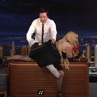 Madonna s-a întins pe masa lui Jimmy Falon în direct. Prezentatorul i-a acoperit goliciunea cu haina Foto: captură Youtube