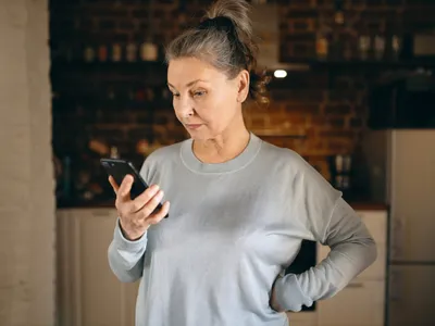 Escrocherie la pensie. Pensionară, rămasă fără 70.000 lei. I s-a spus să investească în criptomonede - Foto: Freepik (Imagine cu rol ilustrativ)