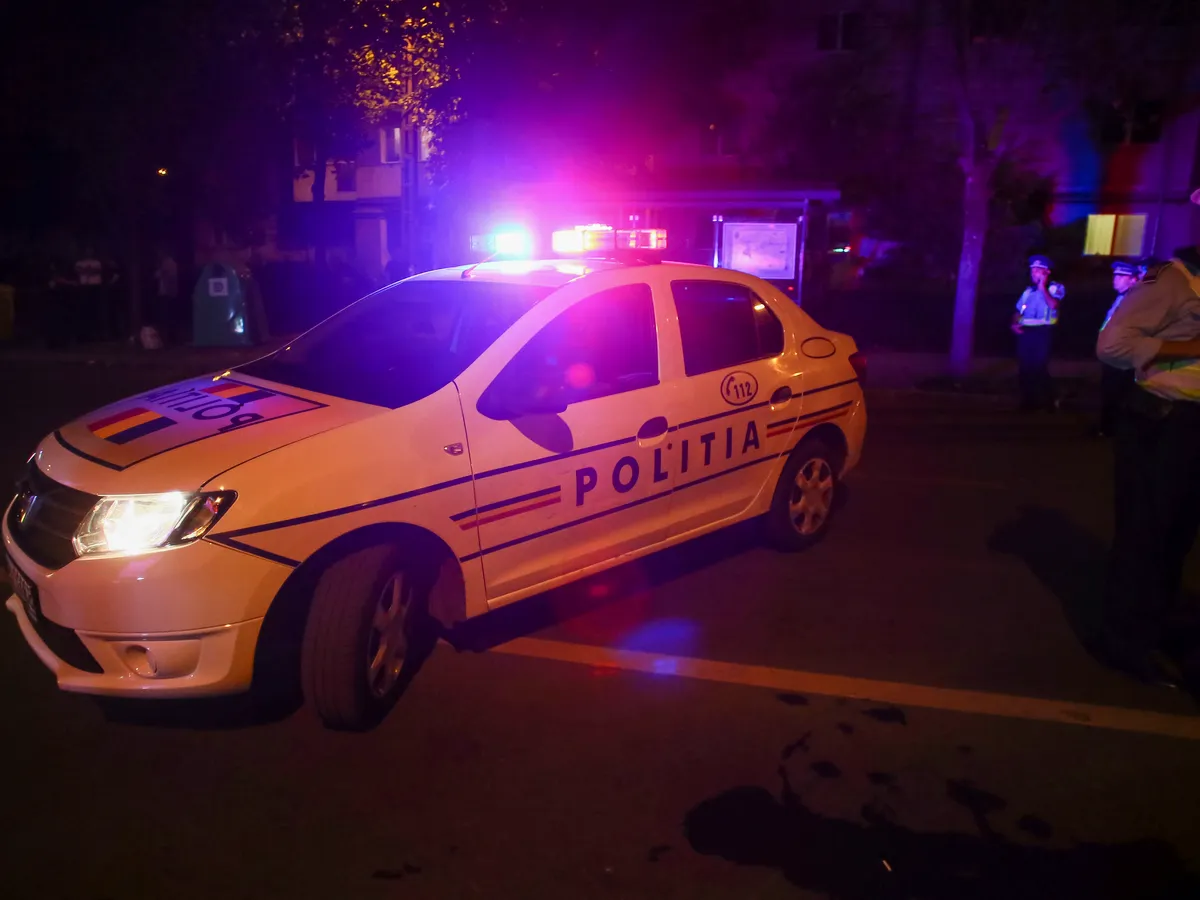 Tânăr de 19 ani decedat după ce a intrat cu maşina într-un copac