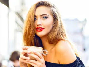 Leguma sub formă de pudră care se adaugă în cafea dimineața. Ce beneficii are asupra organismului? - Foto: Freepik (imagine cu rol ilustrativ)