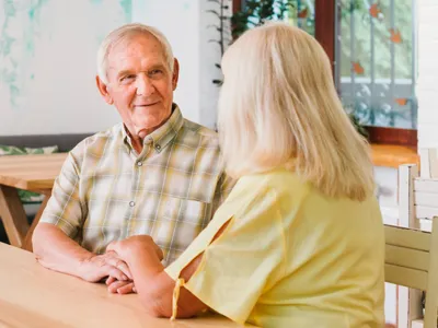 Pensionari la pensie, vorbind - Foto: Freepik