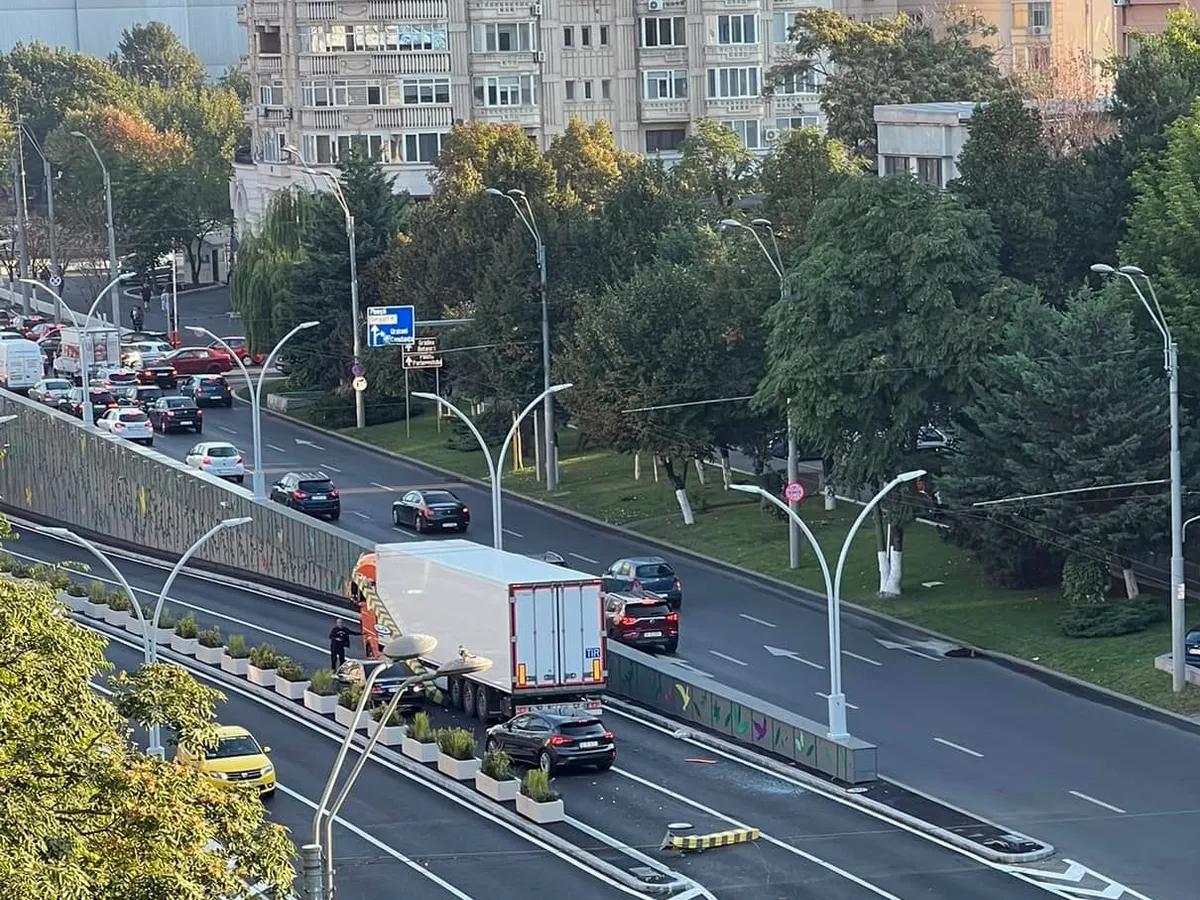 Un TIR a rămas fără cabină în Pasajul Unirii. / Foto: Cosmin Nicolae, Facebook