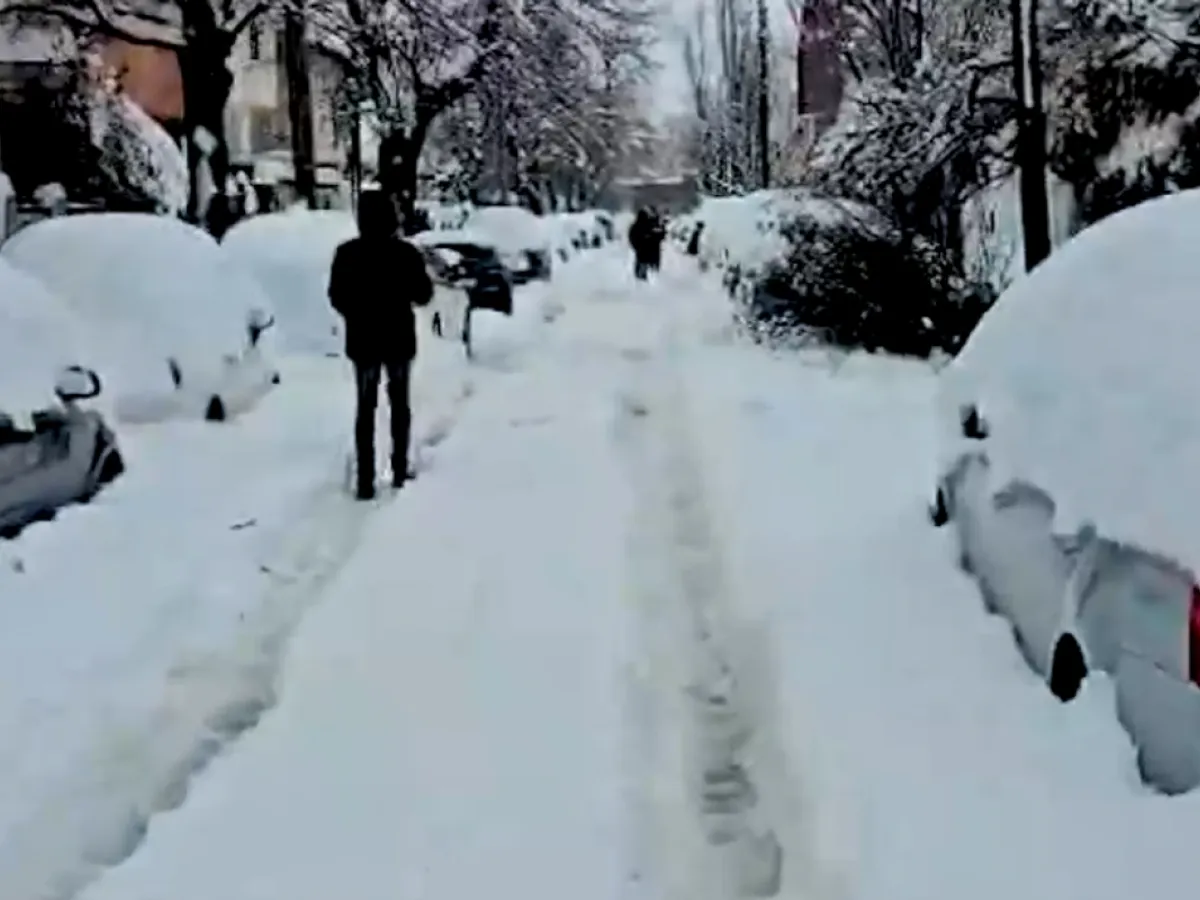 VIDEO Sectorul 1, paralizat după ninsori. Primăria nu a intervenit cu utilaje de dezăpezire până ora 14:00.
