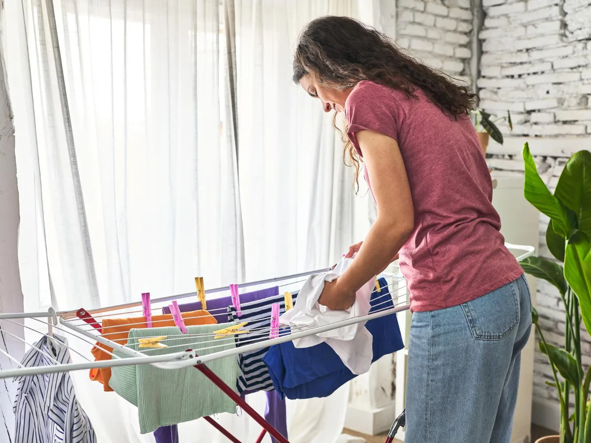 Cum să-ți usuci hainele rapid iarna în casă. Scapi de umiditate și nu faci mucegai în apartament - Foto: Freepik (Imagine cu rol ilustrativ)