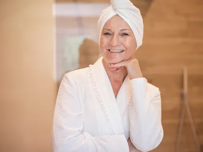 Motivul pentru care persoanele la pensie nu ar trebui să facă duș zilnic. Este valabil și pentru păr? - Foto: Freepik (Imagine cu rol ilustrativ)