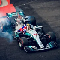 Știind că pe orice poziție din primele șapte ar termina în Mexic va deveni campion mondial, Lewis Hamilton nu s-a bătut în Mexic.