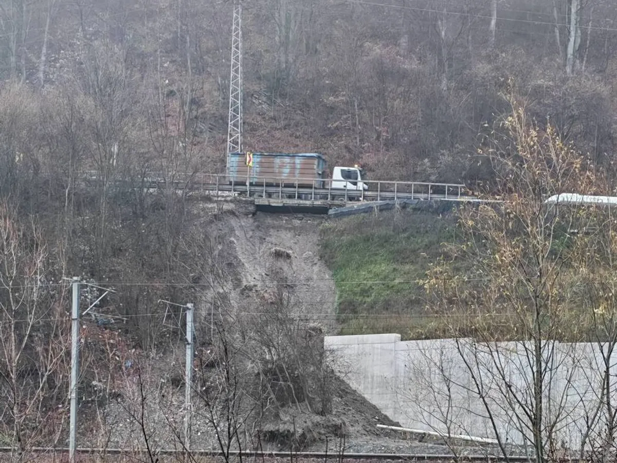 DN1 riscă să se surpe la Comarnic - Foto: Facebook