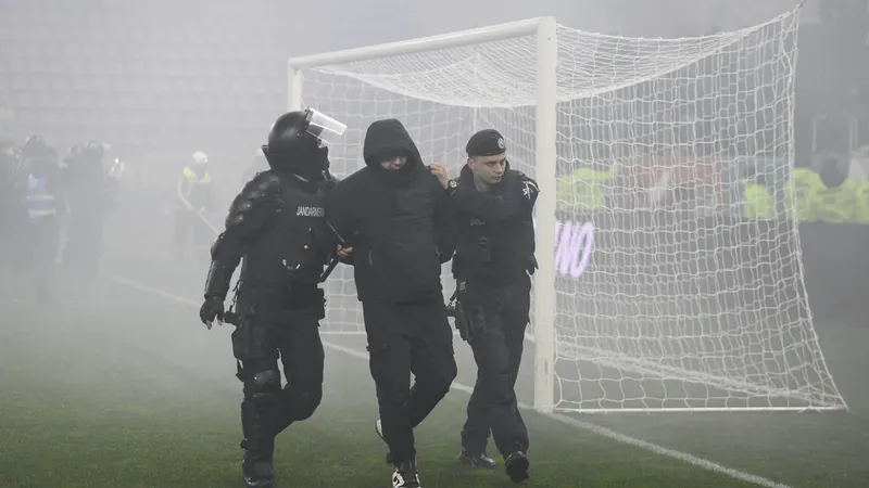 Bătaie generală, pe străzi și stadion, la meciul Dinamo - UTA. „Câinii” au câștigat cu 1-0 - Foto: INQUAM PHOTOS/Denis Grosu