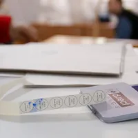 Procedura prin care persoanele aflate în izolare sau în carantină pot vota cu ajutorul urnei mobile/FOTO: Inquam Photos/Adriana Neagoe