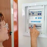 Femeie la panoul electric - Foto: Pexels (Imagine cu rol ilustrativ)