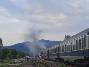 O locomotivă a luat foc în mers. Se deplasa pe ruta Baia Mare-Bucureşti Foto: captură ISU Sălăj