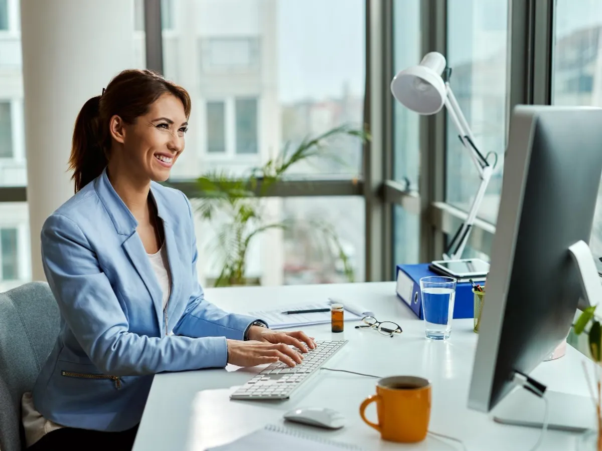 Femeie la birou - Foto: freepik (rol ilustrativ)